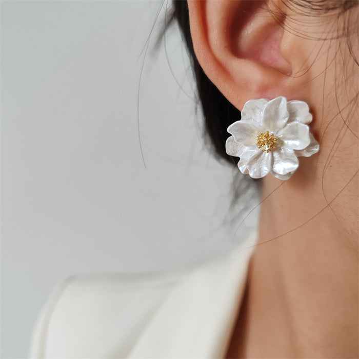 Wholesale Light luxury fragrance camellia earrings retro earrings