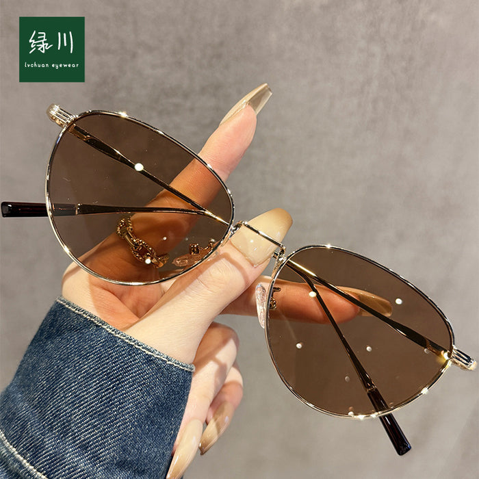 Wholesale Metal round frame cat eye sunshade sunglasses for men and women, gold frame tea leaf sunglasses