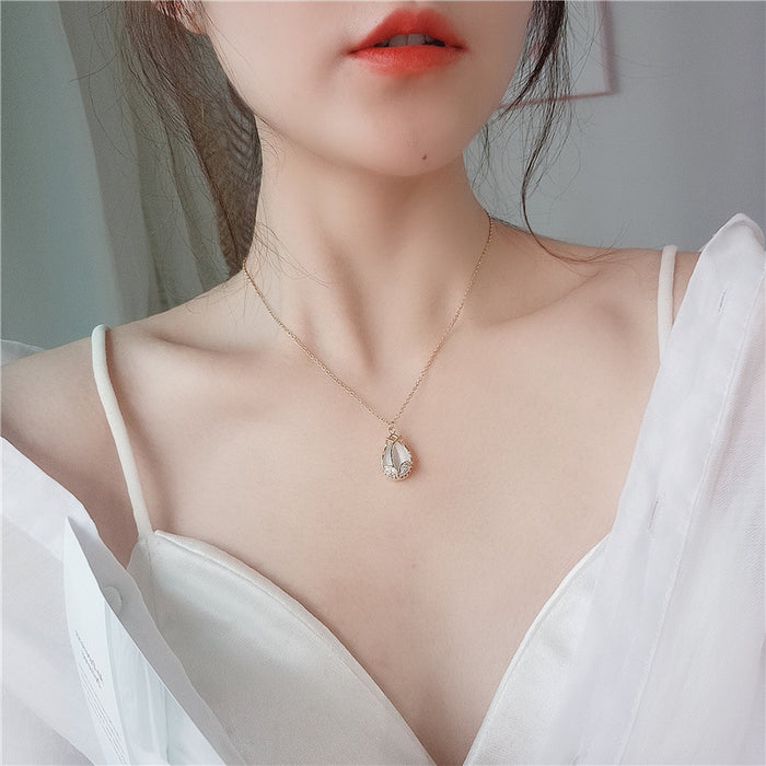 Wholesale Flower necklace, stone inlaid diamond pendant, personalized collarbone chain design