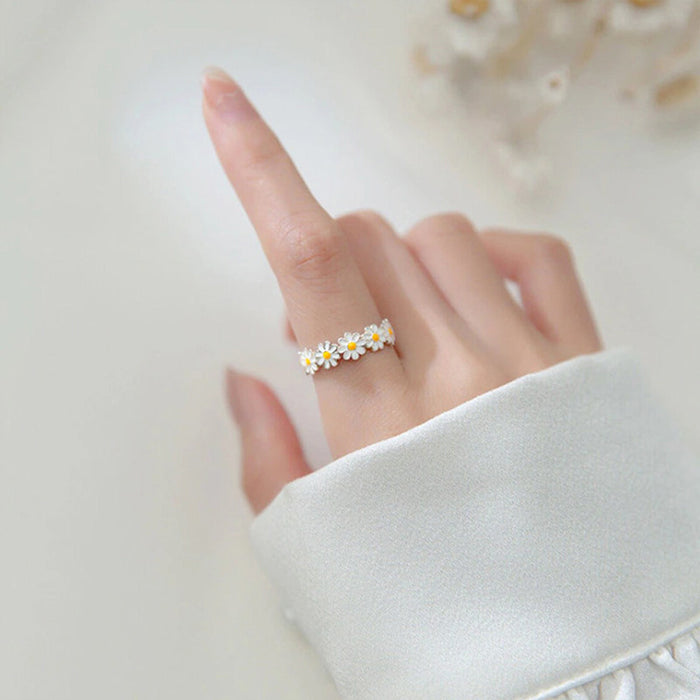 Wholesale Jewelry wholesale fashion, simple opening small daisy ring, niche design, flower jewelry