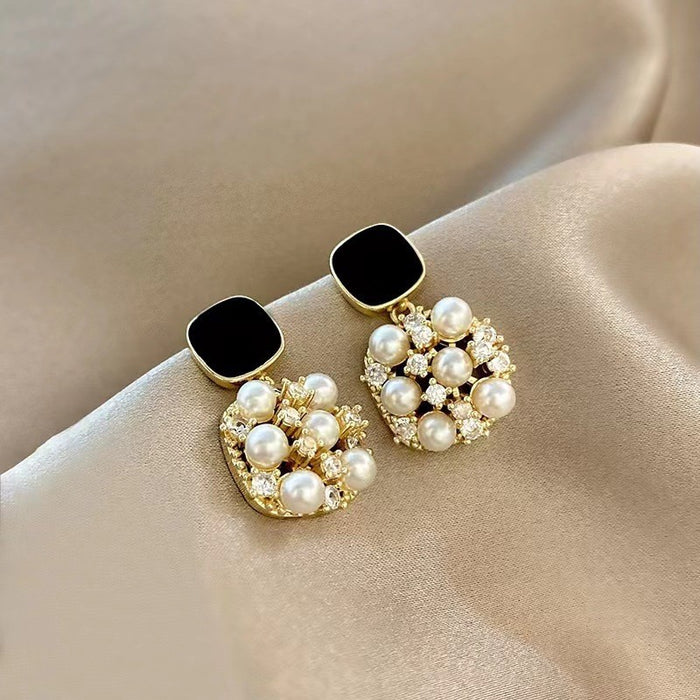 Wholesale Light luxury high-end square pearl retro hollow temperament high-end design earrings wholesale