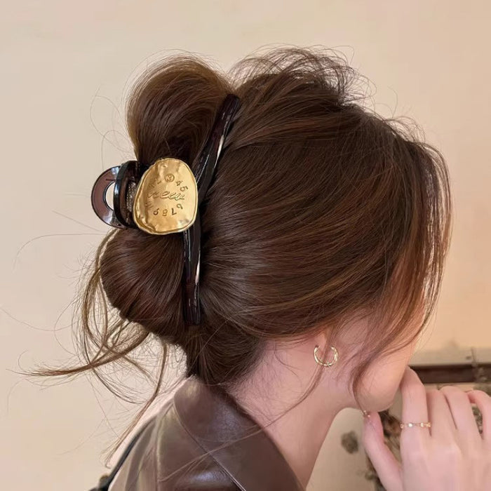 Wholesale Simple and sophisticated style with a large shark clip hair clip and a new style of hair accessory at the back of the head