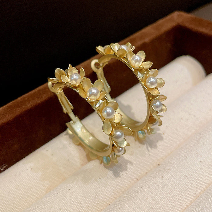 Wholesale Silver needle zircon round artificial pearl earrings high-end luxury retro earrings unique French design earrings