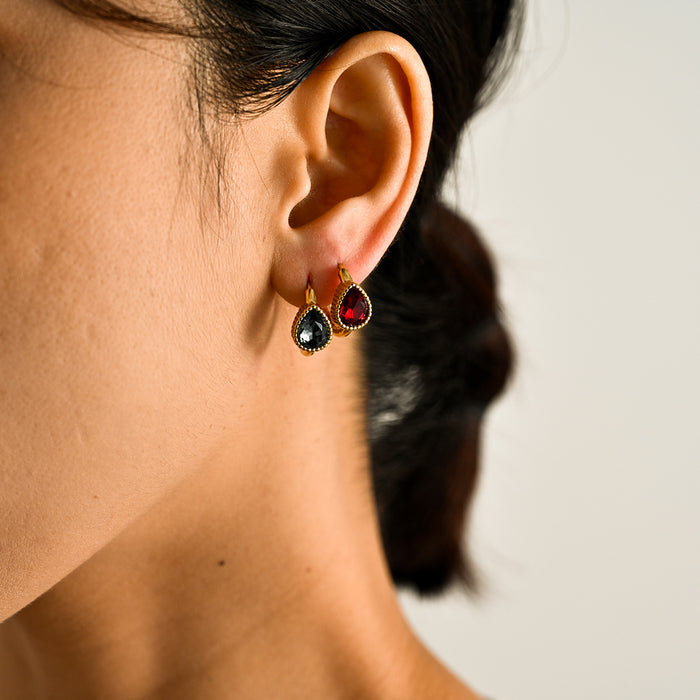 Wholesale Stainless steel heart-shaped earrings with niche temperament, fashionable personality, light luxury, heart studded diamond earrings wholesale