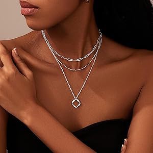 Wholesale Simple geometric necklace with circular hollow out, fashionable and high-end feeling, collarbone chain, layered accessory