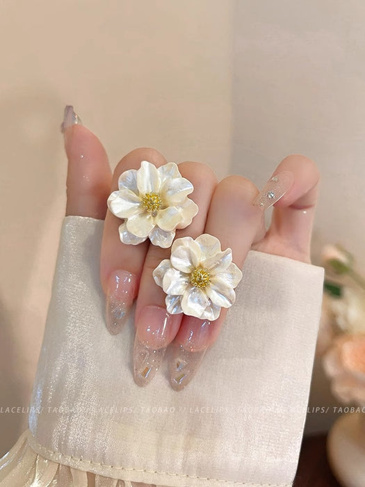 Wholesale High-end camellia earrings, feminine, luxurious, versatile and niche design earrings