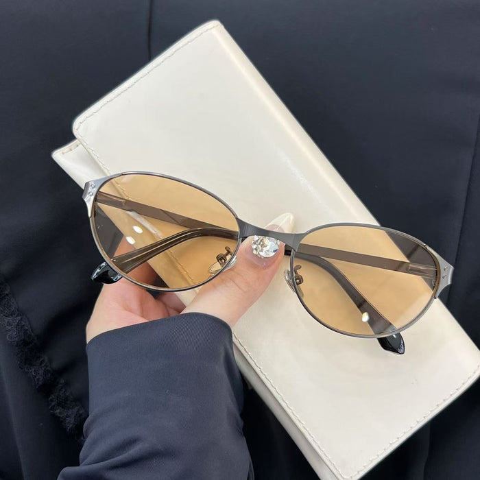 Wholesale Hot girl sunglasses, women's high-end retro metal cat eye sunglasses