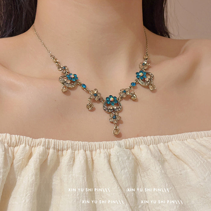 Wholesale Love flower pendant necklace, retro temperament, high-end feel, heavy-duty antique collarbone chain