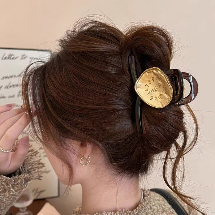 Wholesale Simple and sophisticated style with a large shark clip hair clip and a new style of hair accessory at the back of the head