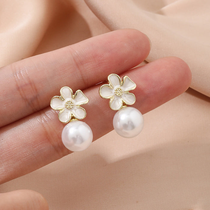 Wholesale Silver needle flower earrings, niche design, high-end feel, imitation pearl earrings, simple earrings