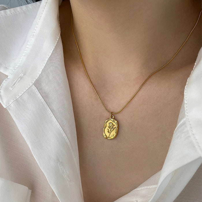 Wholesale Titanium steel necklace, simple square brand rose collarbone chain, summer high-end feeling, can be layered and paired with accessories