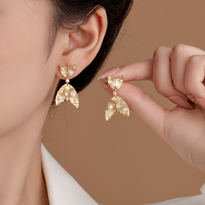 Wholesale Light luxury, personalized design, diamond inlaid, pearl quality, high-end, cool style earrings
