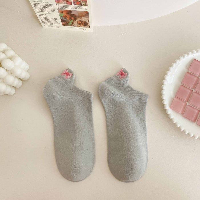 Wholesale Cotton thin sweat absorbing socks with boneless solid color short socks and cartoon embroidery boat socks for heel protection