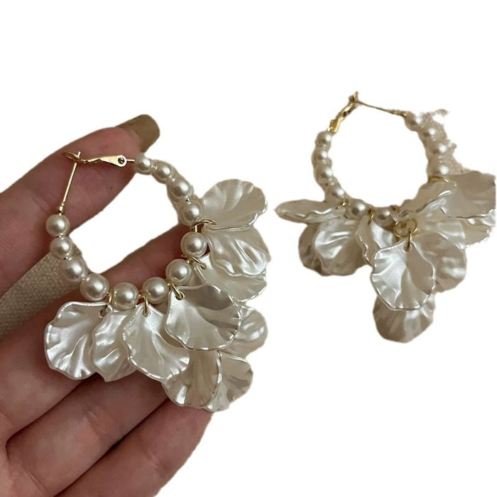 Wholesale Vintage pearl petal tassel earrings with high-end atmosphere, niche design, fashionable and stylish ear accessories