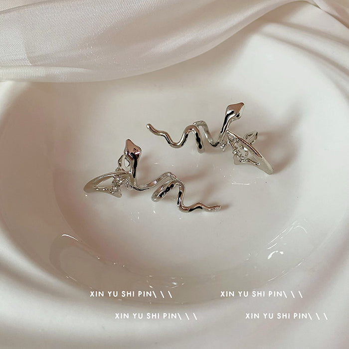 Wholesale Small niche design liquid snake shaped ear clips without ear holes, ear bone clips, light luxury elf earrings