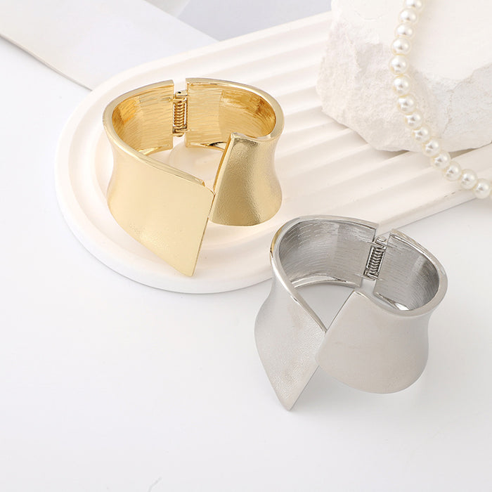 Wholesale Wholesale of wide face jewelry bracelets, personalized accessories, exaggerated symmetrical electroplated bracelets, open alloy bracelets