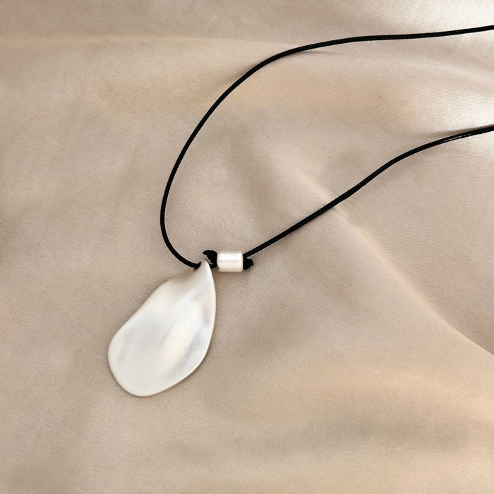 Wholesale Matte sand gold and silver leaf pendant necklace with high-end feel, long and versatile accessories, vintage sweater chain made in vintage style