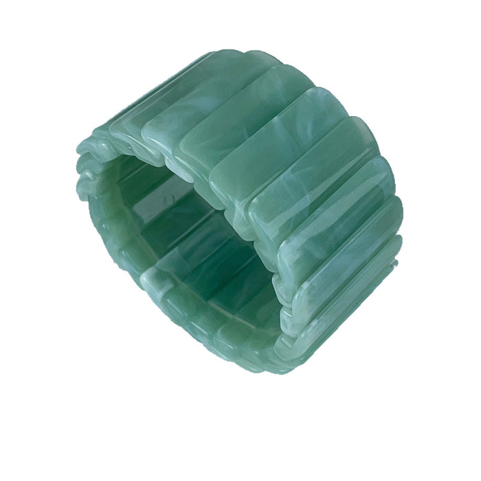 Wholesale New fashionable women's fashion acrylic fish scale shaped bracelet