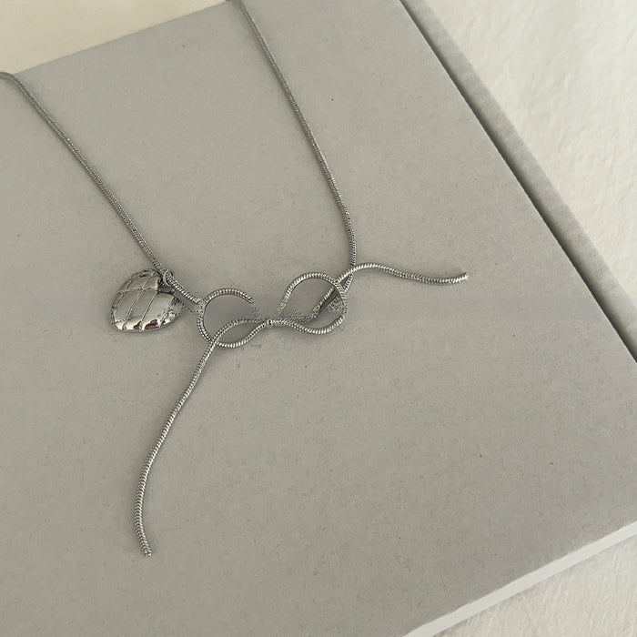 Wholesale Design a versatile silver bow collarbone chain for spicy girls, with a unique personality and a sweet and cool fashionable necklace. Love collarbone chain
