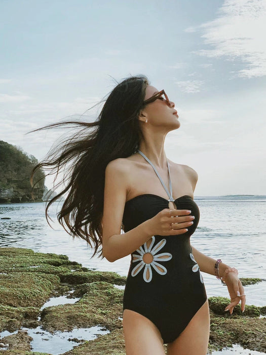 Wholesale Hollow out fresh and simple style fashionable one-piece swimsuit, high-end swimsuit