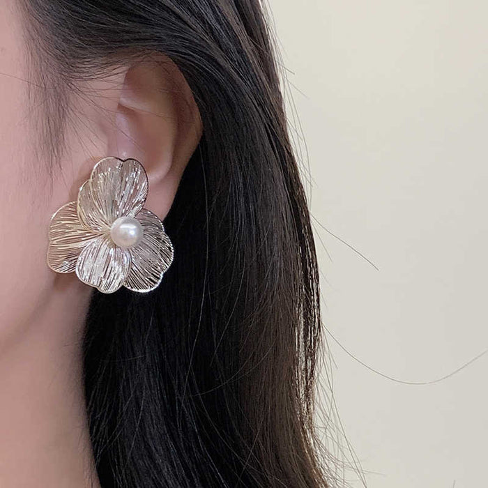 Wholesale Sterling silver exaggerated flower earrings, light luxury high-end feeling, pearl earrings, temperament earrings