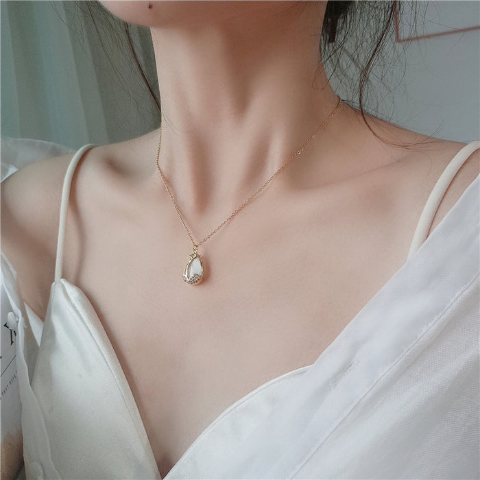 Wholesale Flower necklace, stone inlaid diamond pendant, personalized collarbone chain design