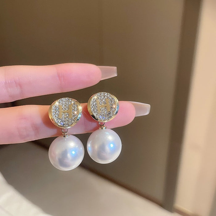 Wholesale Diamond studded pearl letter earrings are versatile, fashionable, niche, personalized, light luxury, high-end earrings
