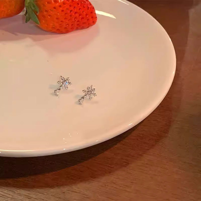 Wholesale Exquisite and gentle sparkling zirconia snowflake earrings