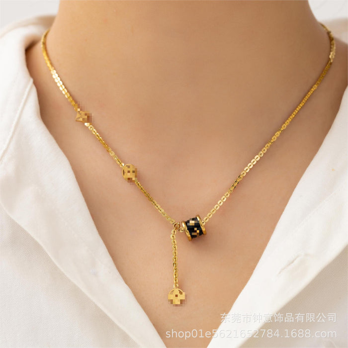 Wholesale titanium steel flower leather small man waist four-leaf necklace