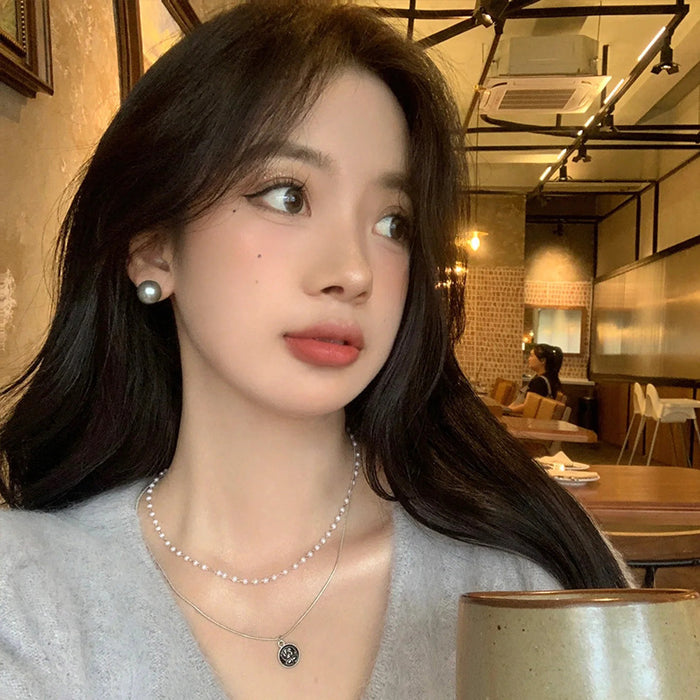 Wholesale Silver gray pearl earrings with silver needles, high-end and niche design, personalized and versatile earrings and earrings