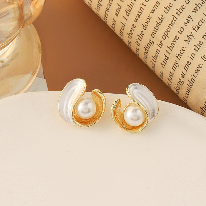 Wholesale Silver needle pearl earrings with a new temperament, niche high-end feeling, light luxury earrings, retro ear buckle design