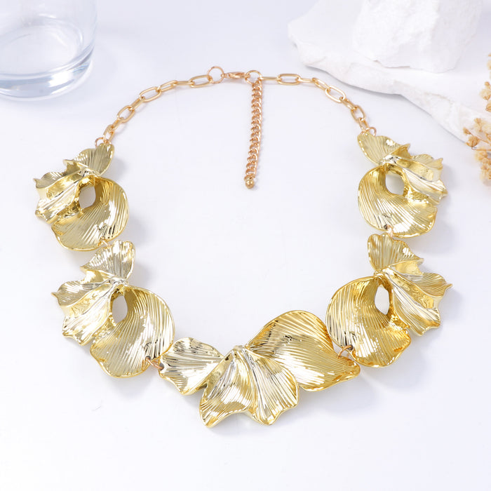 Wholesale Fashion Style Irregular Acrylic Stereo Petal Necklace Light Luxury