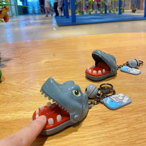 Jewelry WholesaleWholesale Tricky Crocodile Shark Biting Finger Metal Keychain JDC-KC-MJL001 Keychains 莫江来 %variant_option1% %variant_option2% %variant_option3%  Factory Price JoyasDeChina Joyas De China