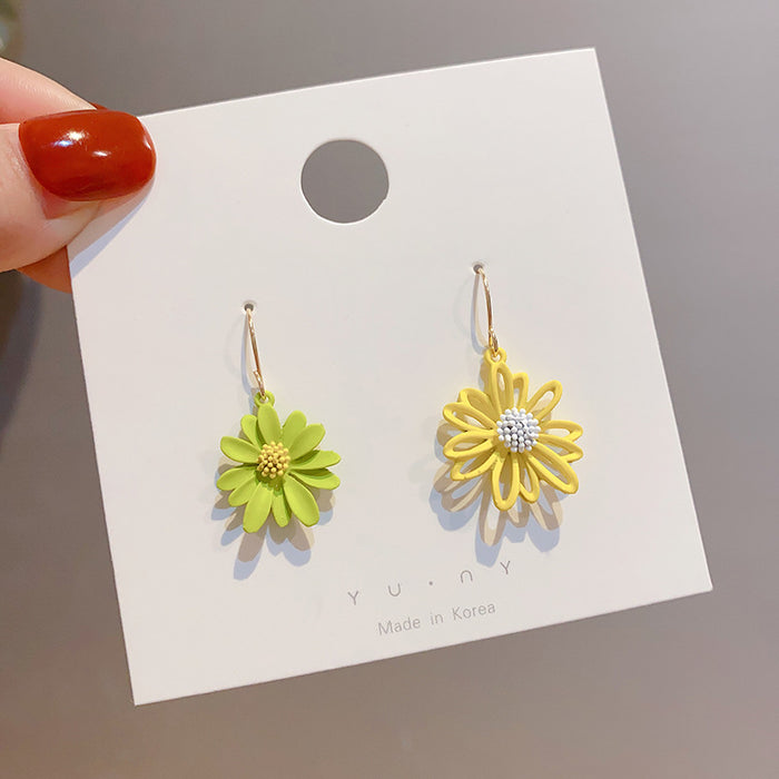 Jewelry WholesaleWholesale asymmetric small daisy earrings flower earrings s925 silver needle JDC-ES-HanK004 Earrings 韩蔻 %variant_option1% %variant_option2% %variant_option3%  Factory Price JoyasDeChina Joyas De China